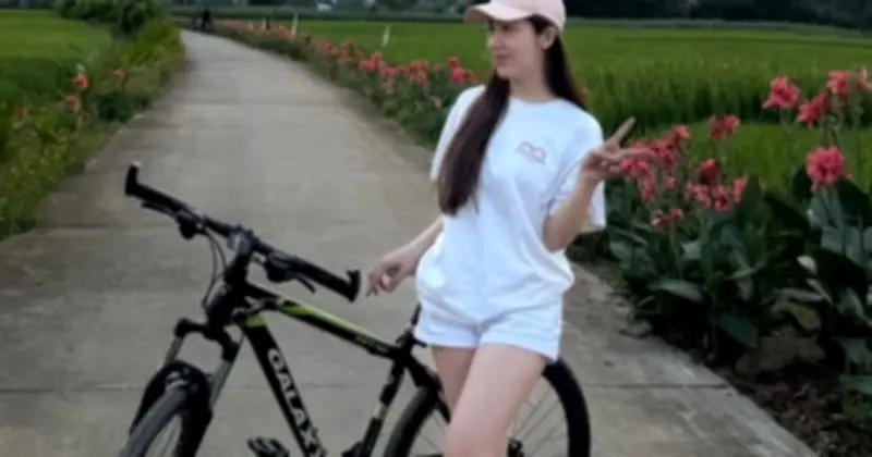 Áo thun và mũ lưỡi trai: Bộ đôi hoàn hảo cho phong cách tự do