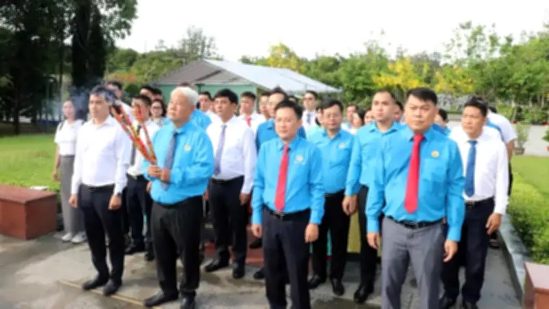 Đoàn cán bộ công đoàn TP.HCM dâng hương tưởng niệm anh hùng liệt sĩ tại Côn Đảo