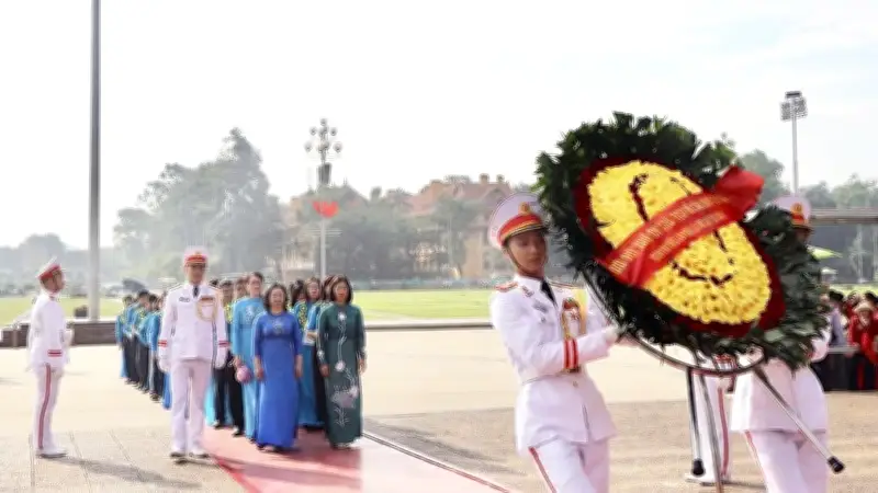 Đoàn đại biểu Công đoàn Thái Nguyên báo công dâng Bác với nhiều thành tích nổi bật
