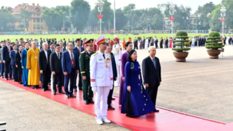 Đoàn đại biểu Đại hội Mặt trận Tổ quốc vào Lăng viếng Bác