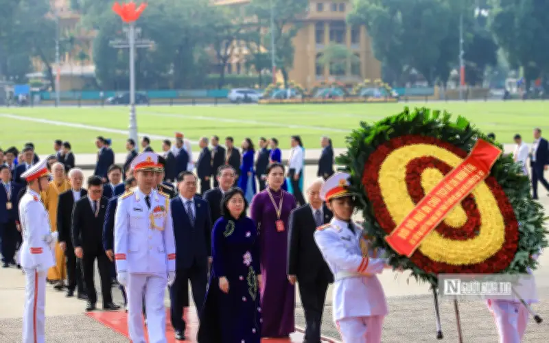 Đoàn đại biểu MTTQ Việt Nam vào Lăng viếng Chủ tịch Hồ Chí Minh trước Đại hội XI