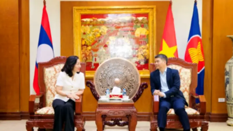 Đoàn MTTQ TP.HCM thăm và làm việc tại Lào, trao quà cho kiều bào