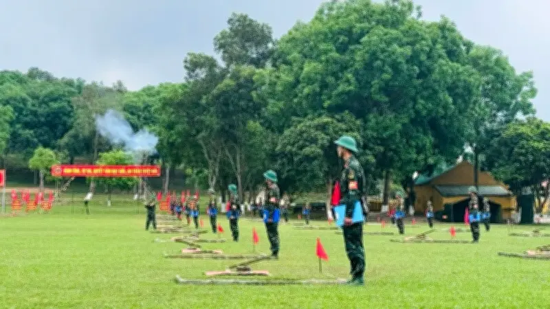 Đoàn văn nghệ sĩ thực tế sáng tác tại Quân đoàn 12