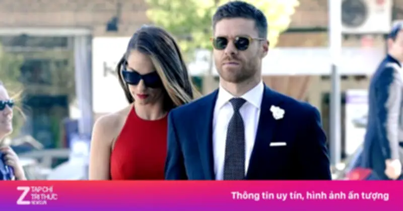 Peter Crouch từng 'cảm nắng' vợ đồng đội Xabi Alonso tại Liverpool