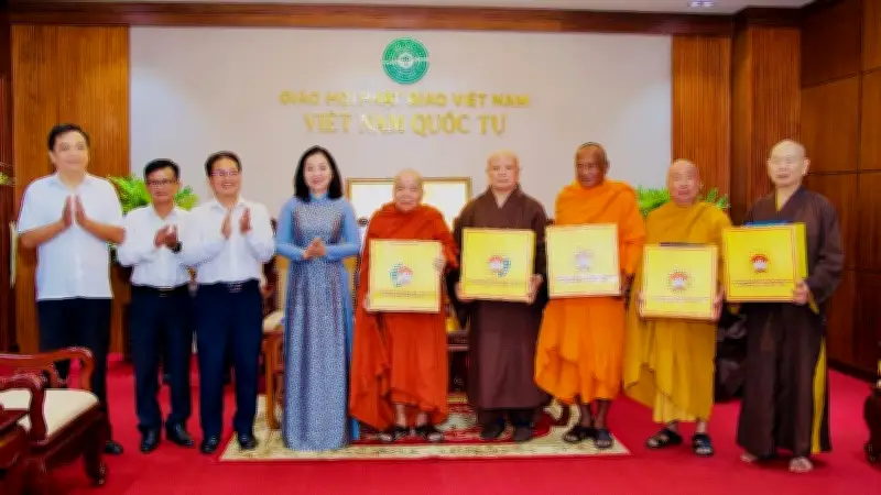 Phó Chủ tịch Mặt trận TP.HCM chúc mừng Phật giáo nhân mùa Phật đản