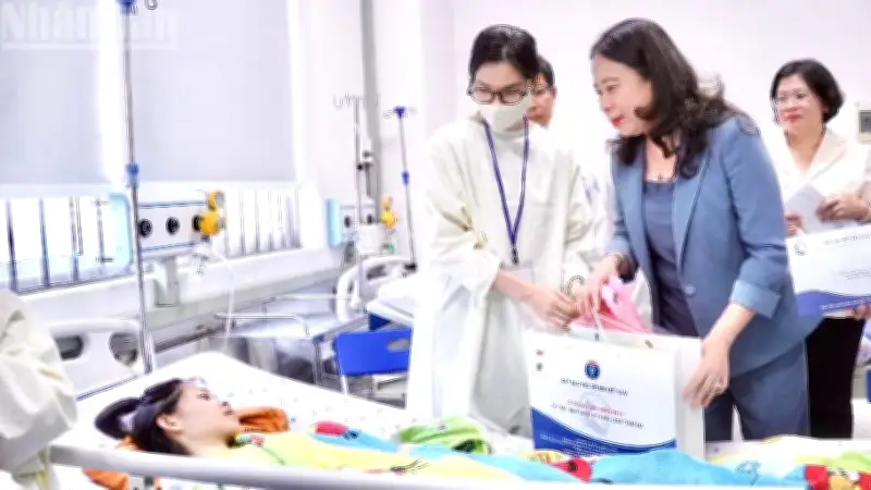 Phó Chủ tịch nước thăm bệnh nhi ung thư tại Bệnh viện Nhi đồng 1