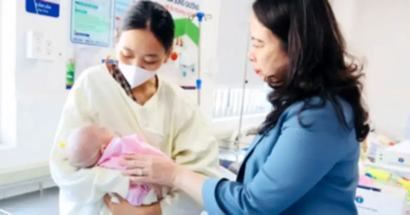 Phó chủ tịch nước thăm hỏi, tặng quà bệnh nhi tại Bệnh viện Nhi đồng 1