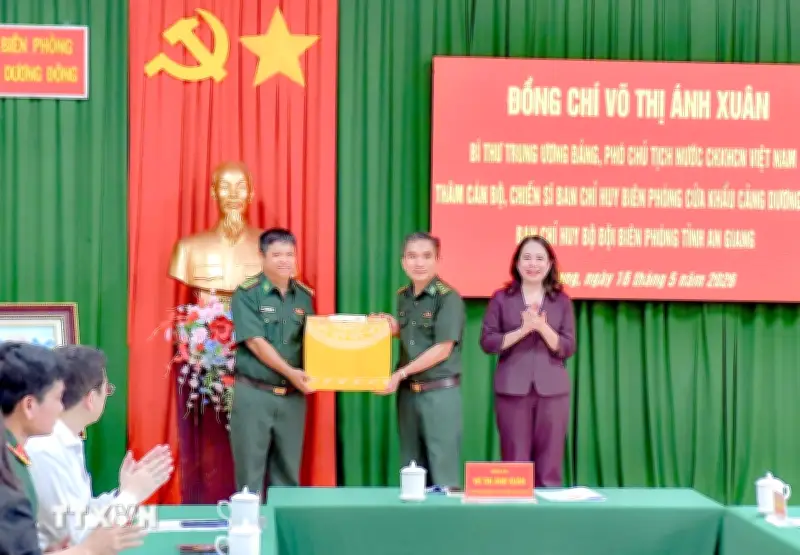 Phó Chủ tịch nước Võ Thị Ánh Xuân thăm, động viên bộ đội biên phòng An Giang