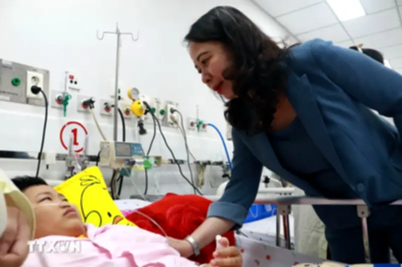 Phó Chủ tịch nước Võ Thị Ánh Xuân thăm, tặng quà bệnh nhi tại TP Hồ Chí Minh