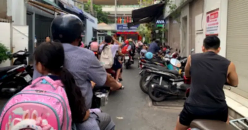 Phụ huynh bức xúc vì hẻm trường học bị xe quán cà phê chiếm lối