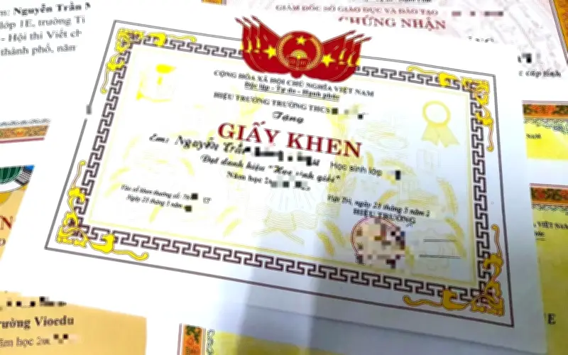 Phụ huynh cảnh giác khi đăng thành tích học tập của con lên mạng xã hội