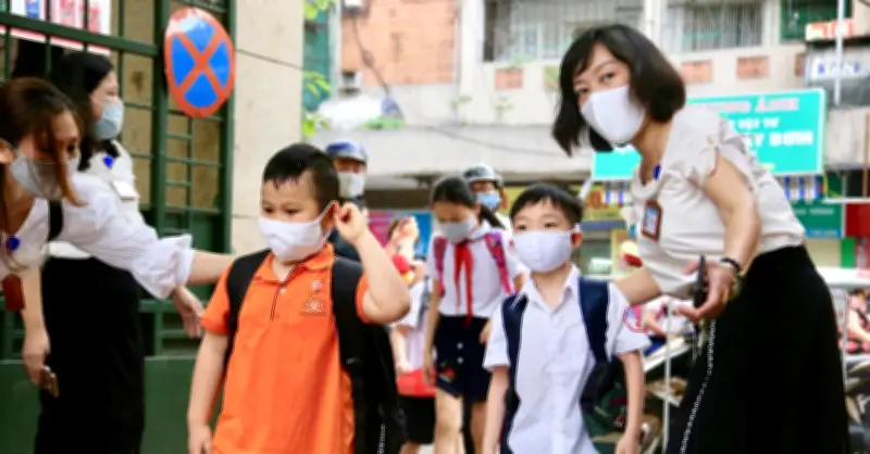 Phụ huynh Hà Nội bối rối vì nhà gần trường cũ 500m, giờ học tại phường mới xa 4km