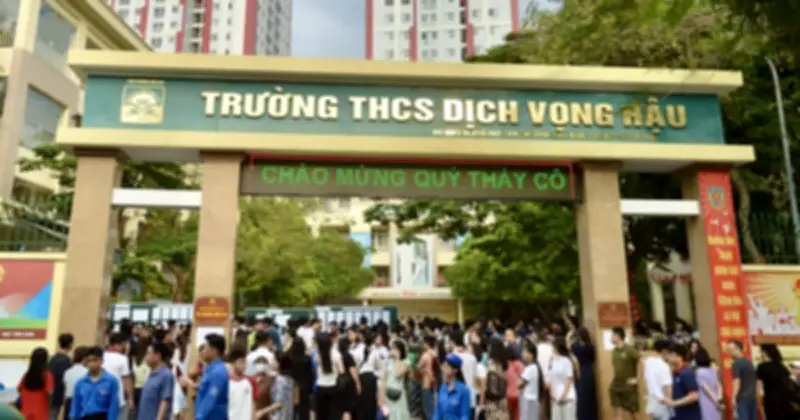 Phụ huynh Hà Nội căng thẳng đồng hành cùng con trong kỳ thi lớp 10