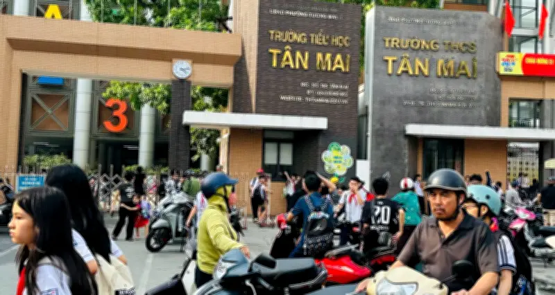 Phụ huynh Hà Nội lo lắng khi trường ngày đầu nhận nhưng bị phân tuyến học xa vài km