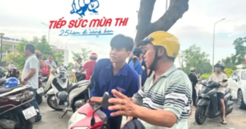 Phụ huynh và tình nguyện viên đồng hành cùng thí sinh trong mùa thi đánh giá năng lực