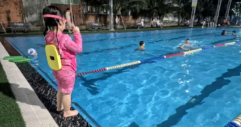 Phụ huynh đổ xô cho con học bơi: 'Mua' sự an tâm và kỹ năng sinh tồn