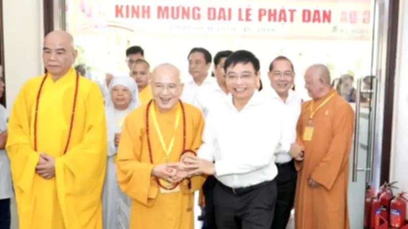Phó Thủ tướng Nguyễn Văn Thắng chúc mừng Phật đản tại chùa Từ Đàm