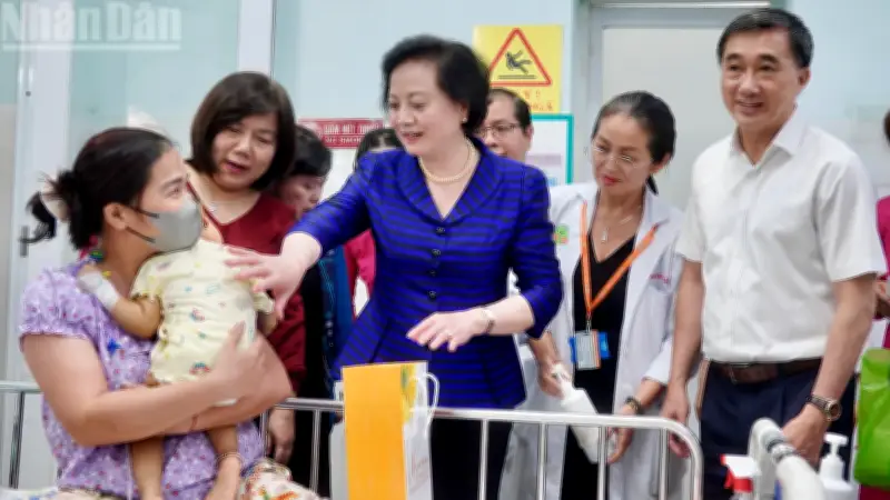 Phó Thủ tướng thăm, tặng quà 260 bệnh nhi ung thư và bệnh hiểm nghèo tại TP.HCM