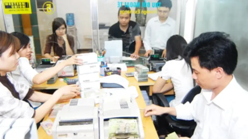 Phó Thủ tướng yêu cầu giảm lãi suất cho vay, ngân hàng đối mặt áp lực kép