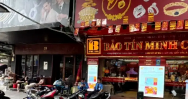 Phố vàng Trần Nhân Tông vắng vẻ bất thường dù giá vàng giảm sâu
