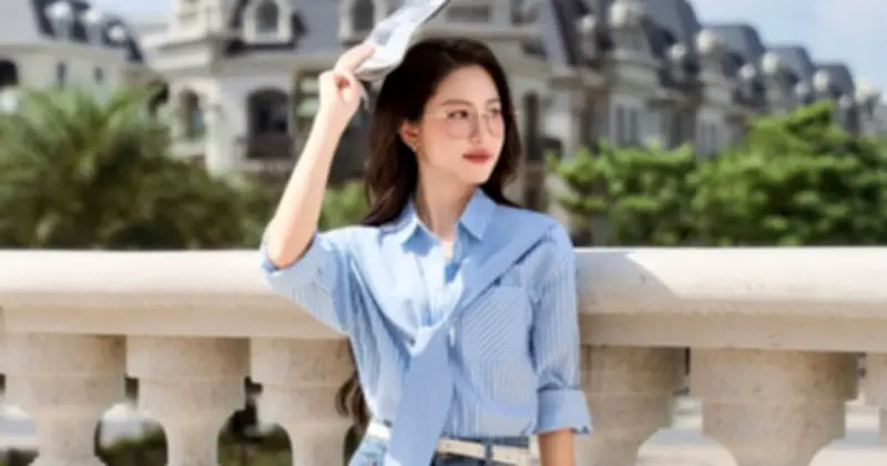 Phối áo sơ mi xanh cùng quần jeans cho ngày hè thanh lịch và năng động