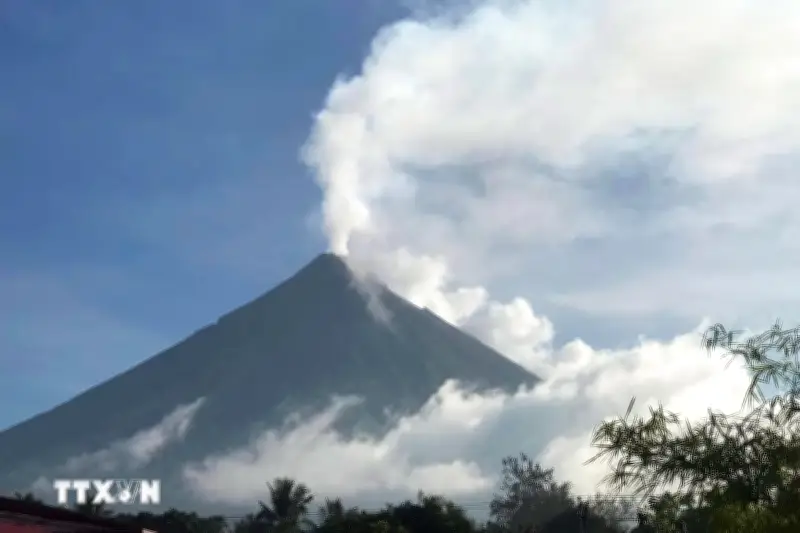 Philippines sơ tán hàng nghìn người do núi lửa Mayon phun trào