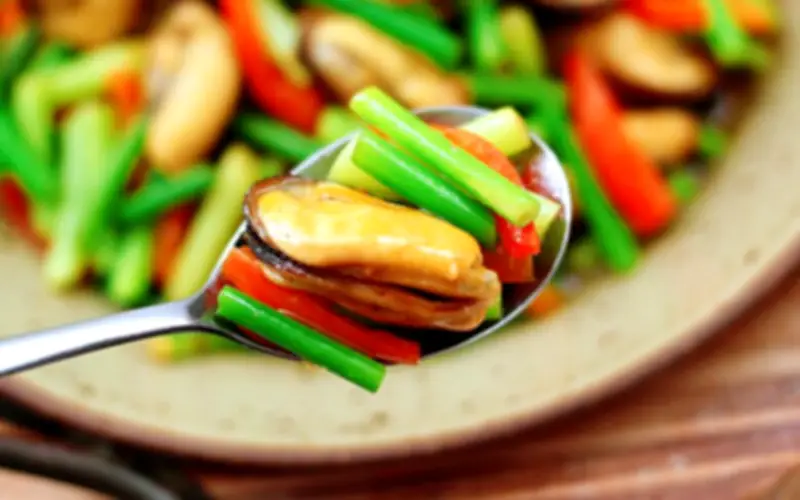 Phần này ở củ tỏi được gọi là 'rau trường thọ', là đặc sản chế biến món ăn vừa ngon vừa lạ