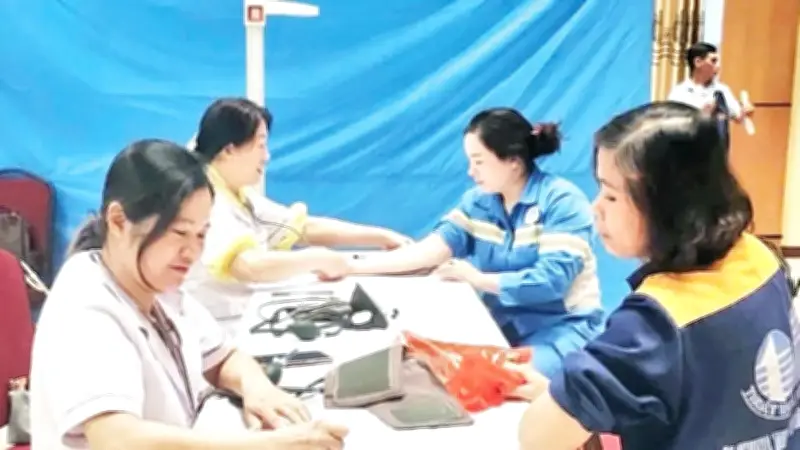 Phường Việt Hưng trao quà, tặng thẻ BHYT cho công nhân khó khăn