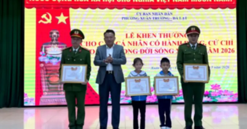 Phường Xuân Trường khen thưởng 4 cá nhân có hành động đẹp