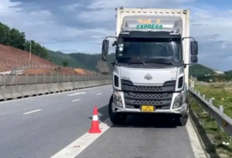 Phạt 35 triệu đồng tài xế xe tải chạy ngược chiều trên cao tốc