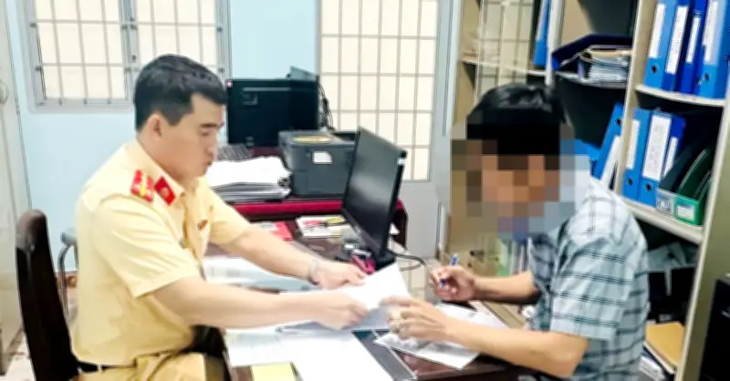 Phạt gần 17 triệu đồng người bố để con 4 tuổi lái ca nô quay clip đăng mạng