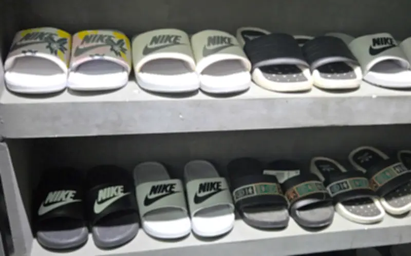 Phát hiện cửa hàng bán hơn 1.400 sản phẩm giày dép giả nhãn hiệu Nike, Adidas, New Balance và Onitsuka Tiger