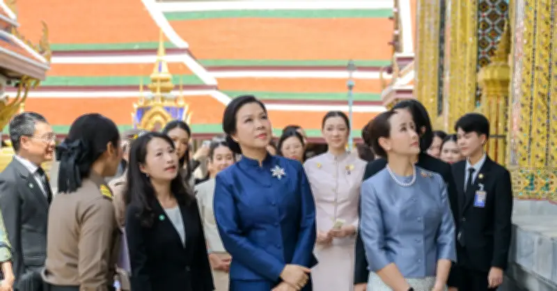Phu nhân Ngô Phương Ly mặc trang phục truyền thống Thái Lan thăm chùa Phật Ngọc