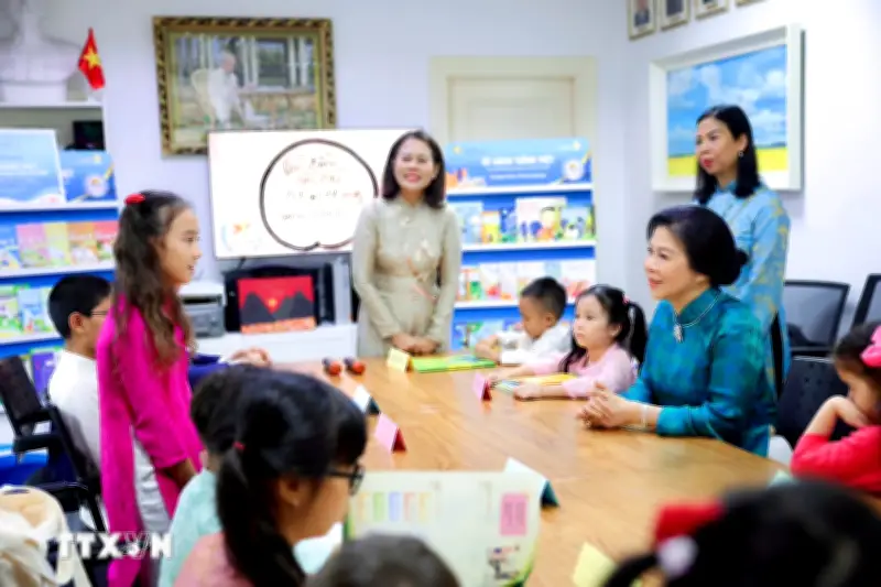 Phu nhân Ngô Phương Ly thăm lớp tiếng Việt Lạc Hồng và các hoạt động văn hóa tại Singapore