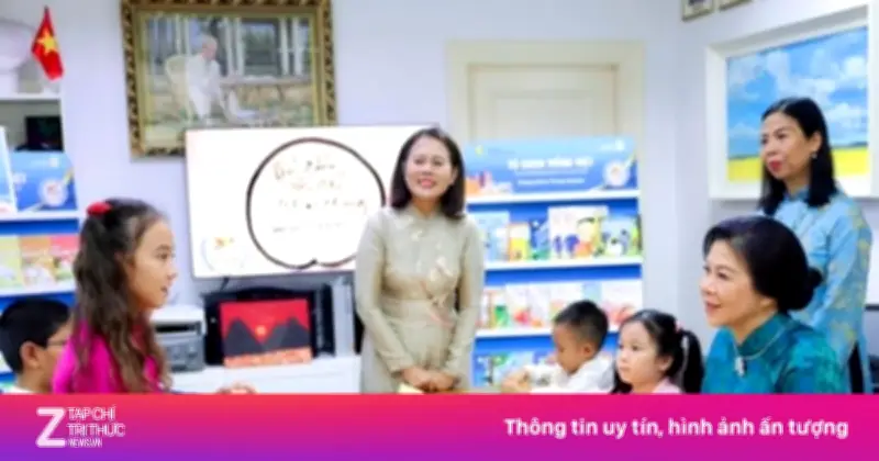Phu nhân Ngô Phương Ly tặng tủ sách cho lớp tiếng Việt tại Singapore