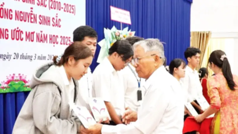 Quỹ Khuyến học Nguyễn Sinh Sắc: Nâng bước học sinh nghèo đến trường