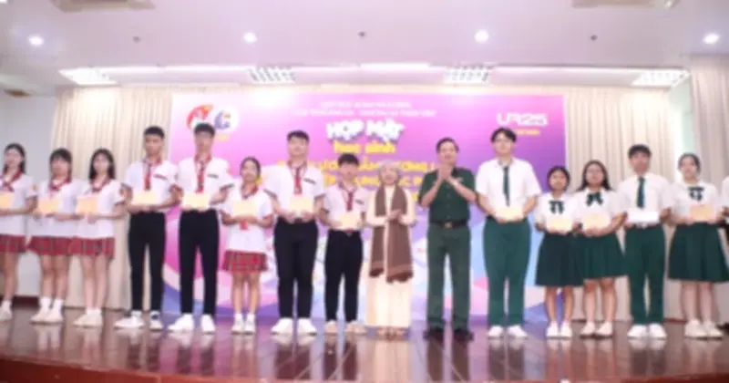 Quỹ Vừ A Dính trao 56 suất học bổng tiếp sức học sinh dân tộc thiểu số
