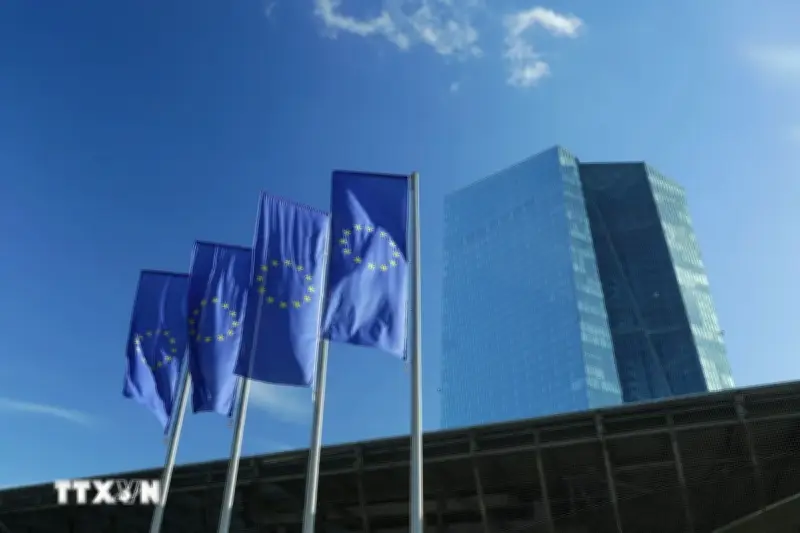 Quan chức ECB cảnh báo khả năng sớm điều chỉnh lãi suất