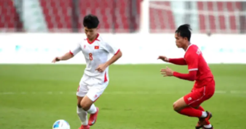 Quốc Cường đá chính U.23 Việt Nam trước Lào tại SEA Games 33