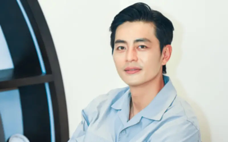 Quốc Huy gây sốt với vai bác sĩ điển trai, hóm hỉnh trong phim mới