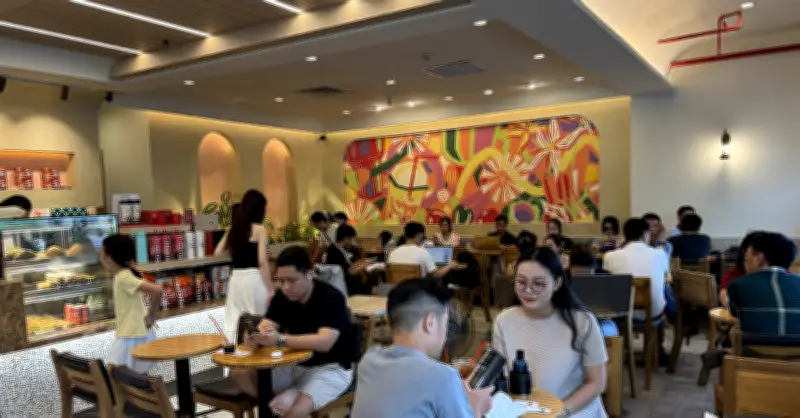 Quán cà phê Hà Nội đông nghịt khách tránh nóng, doanh thu giảm