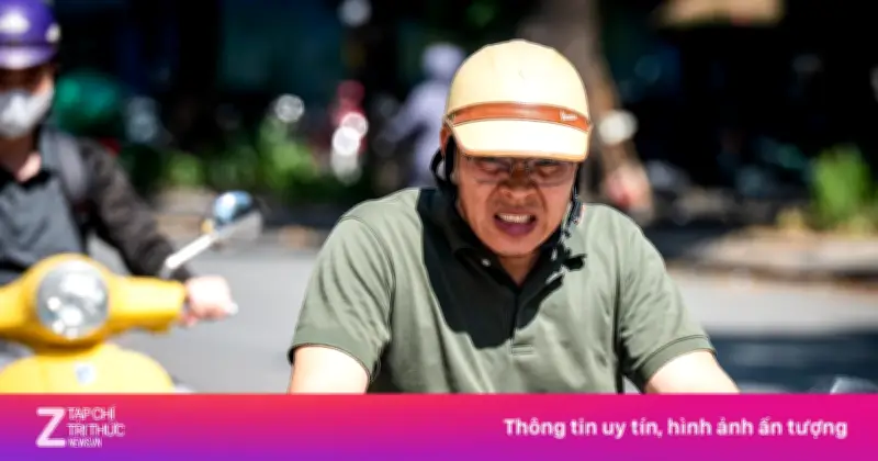 Quán ăn Hà Nội vắng khách trưa nắng nóng, chủ quán tự giao hàng