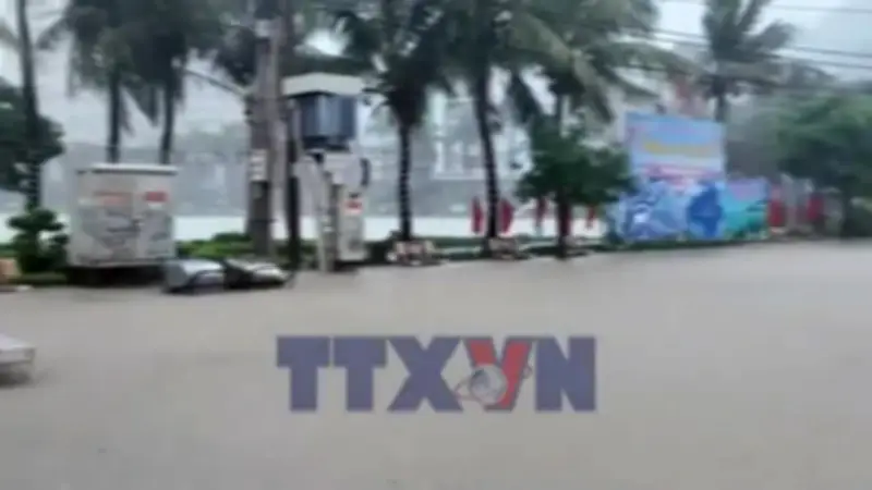 Quảng Ninh: Mưa to gây ngập sâu cục bộ, nước chảy cuồn cuộn trên nhiều đường phố