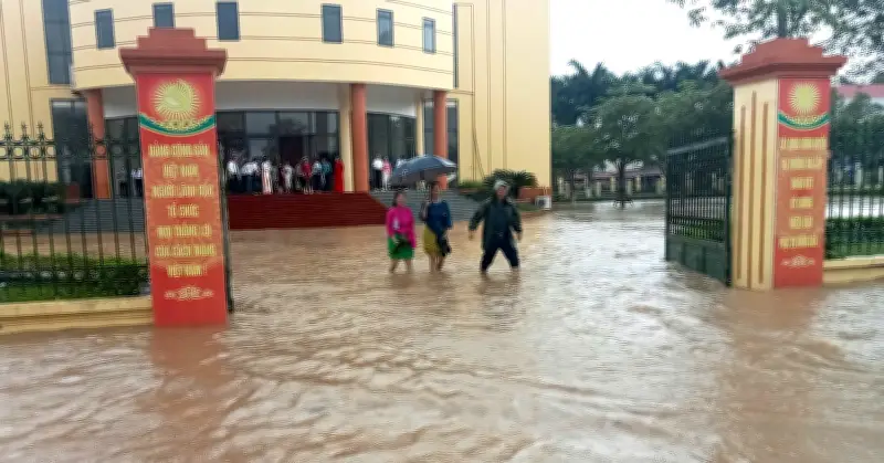 Quảng Ninh: Nước lũ bất ngờ tràn vào trụ sở xã, cuộc họp phải dừng giữa chừng