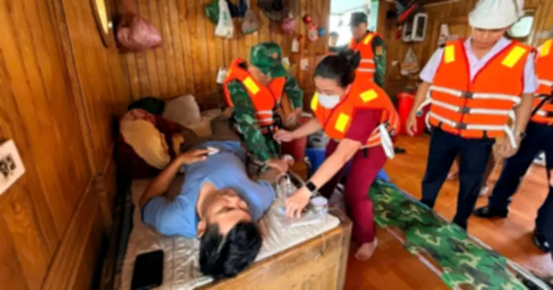 Quảng Trị: Cấp cứu thuyền trưởng bị suy hô hấp trên biển thành công