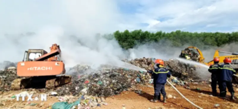 Quảng Trị nỗ lực dập tắt đám cháy kéo dài nhiều ngày ở khu rác Trường Thủy