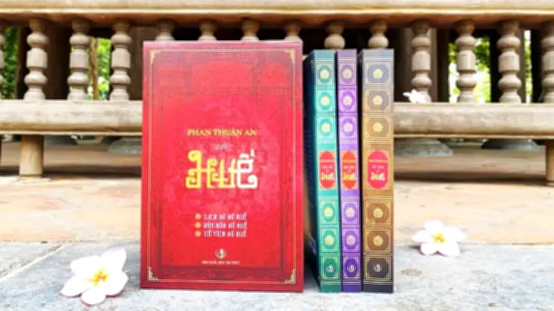 Ra mắt bộ sách đồ sộ về lịch sử, văn hóa và cổ tích xứ Huế