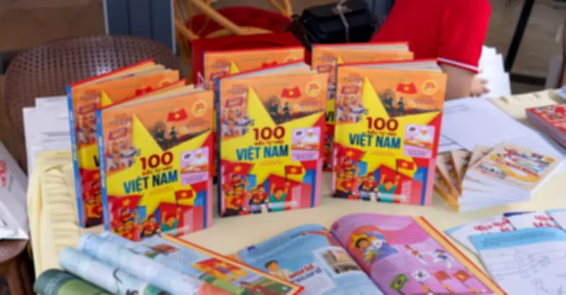 Ra mắt sách '100 điều tự hào Việt Nam' và 'Công thức áo dài ly vuông'