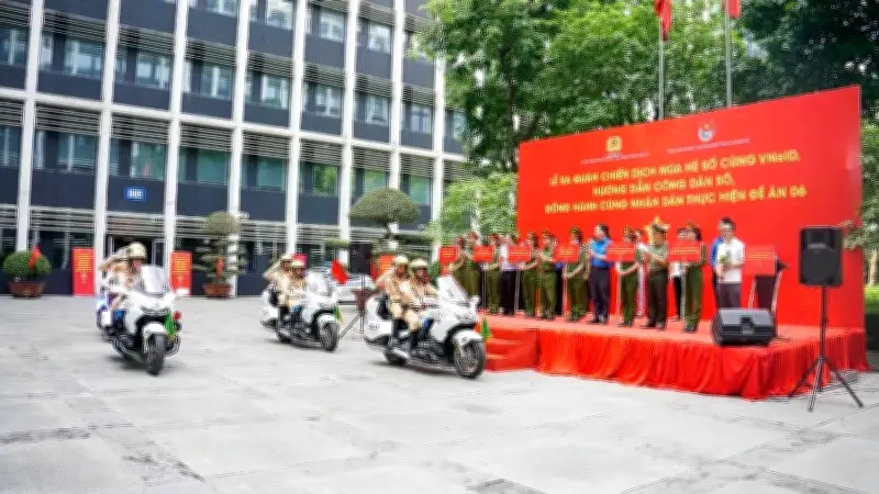 Ra quân Chiến dịch Mùa hè số cùng VNeID tại Hà Nội