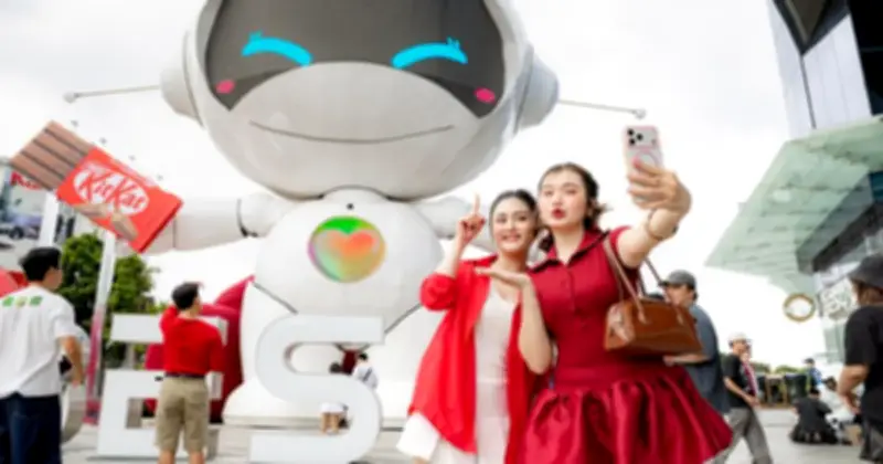 Robot BESO 'nghỉ xả hơi' ở Thiso Mall: Giới trẻ đổ xô check-in